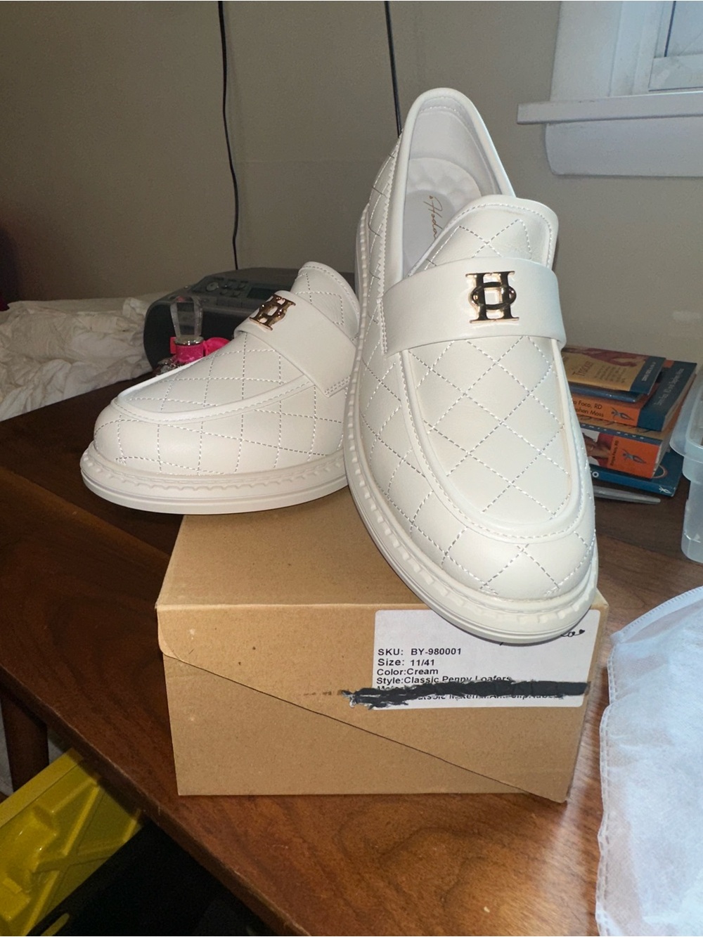 Women’s white pleated dress shoe